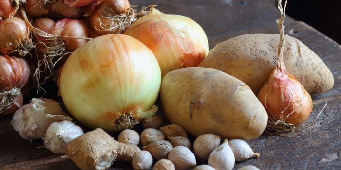 Le légume que vous ne devriez jamais stocker à côté des pommes de terre (et pourtant nous le faisons tous)