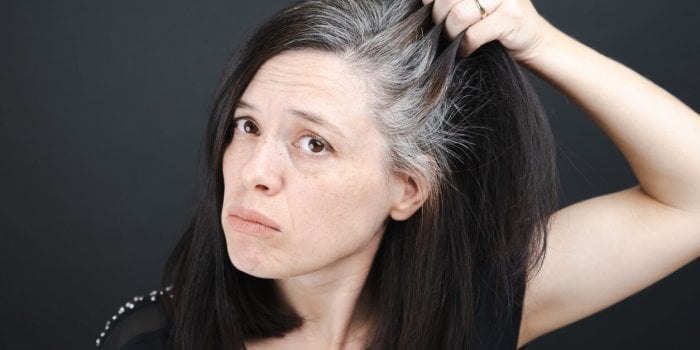 Ces 3 aliments ralentissent l'apparition des cheveux blancs