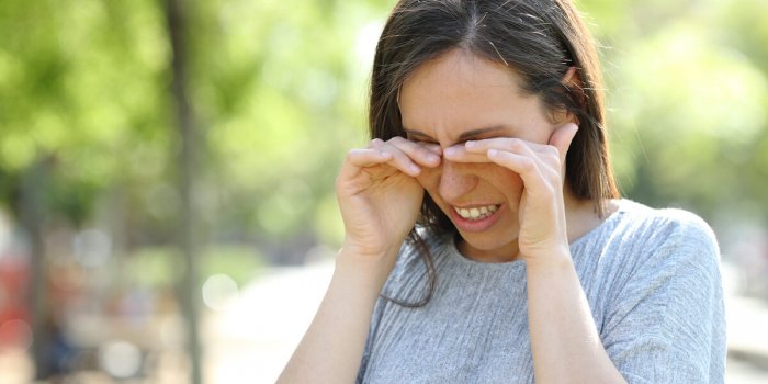 Se frotter les yeux pourrait faire baisser votre vue, d’après un ophtalmologiste
