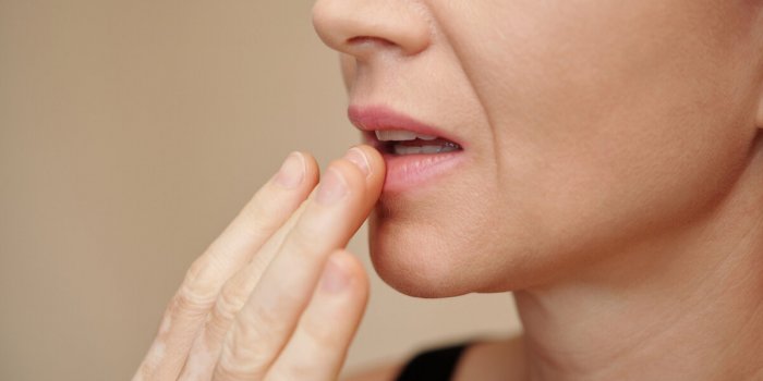 Une bouche sèche pourrait être le signe d’une maladie grave, selon un dentiste